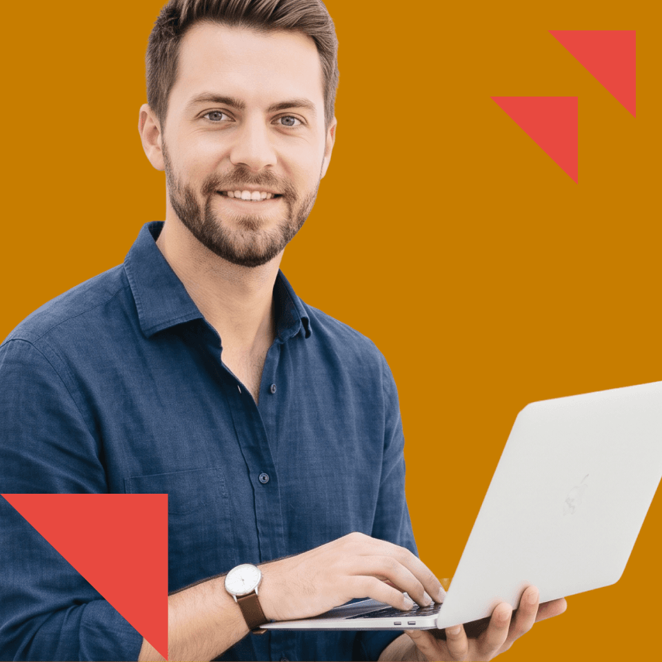 Kurs hiszpańskiego online, kafelek hero z osobą uczącą się przy laptopie